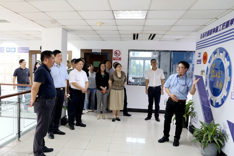 2020年7月29日，時(shí)任浙江省政協(xié)常委、社法委副主任、省總工會(huì)副主席、一級(jí)巡視員董建偉蒞臨景興紙業(yè)調(diào)研新時(shí)代工匠培育工作