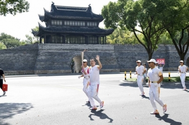 笑臉與熱情刷屏！這名火炬手是景興人！